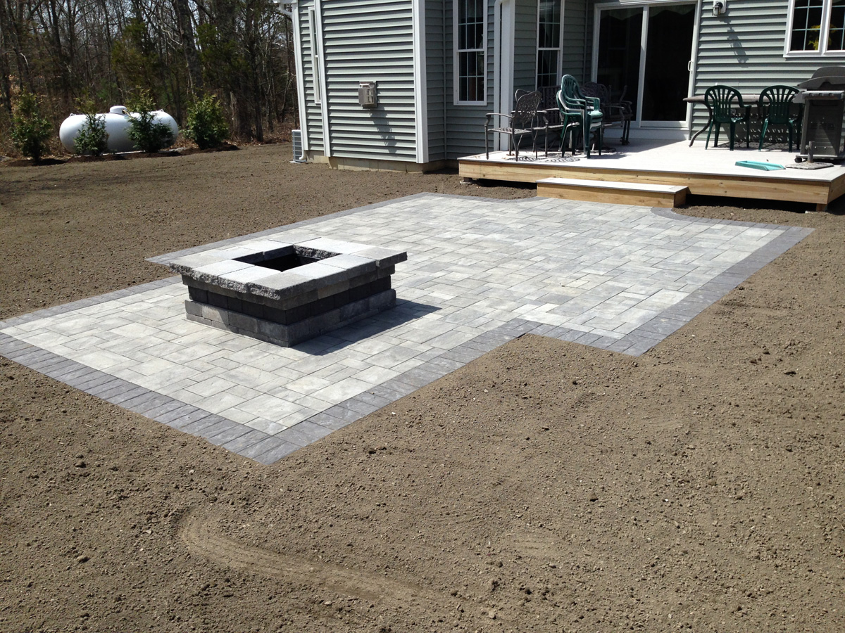 Patio with retaining wall